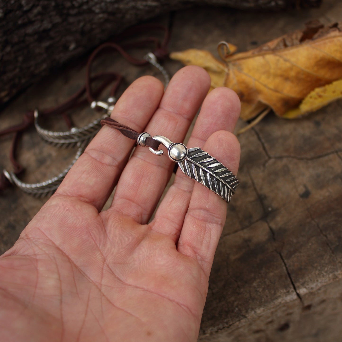 Pulsera de Cuero y Pluma curva en baño de plata - Pulsera para Hombre y para Mujer - ArenasJewelry