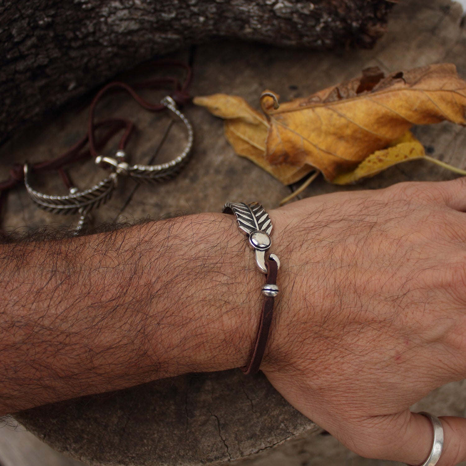 Pulsera de Cuero y Pluma curva en baño de plata - Pulsera para Hombre y para Mujer - ArenasJewelry