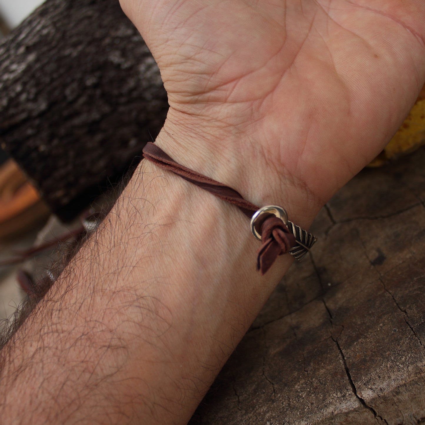 Pulsera de Cuero y Pluma curva en baño de plata - Pulsera para Hombre y para Mujer - ArenasJewelry