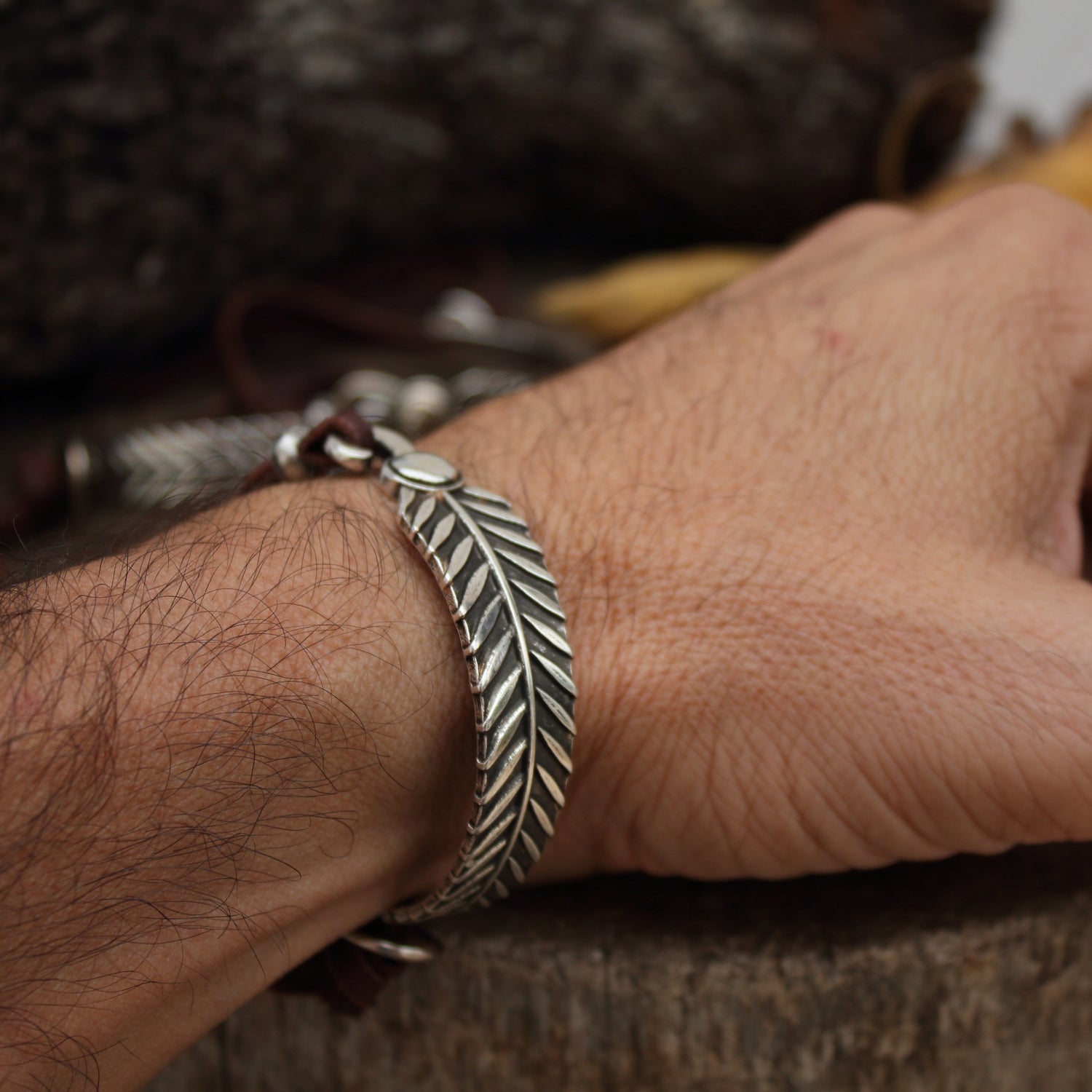 Pulsera de Cuero y Pluma curva en baño de plata - Pulsera para Hombre y para Mujer - ArenasJewelry