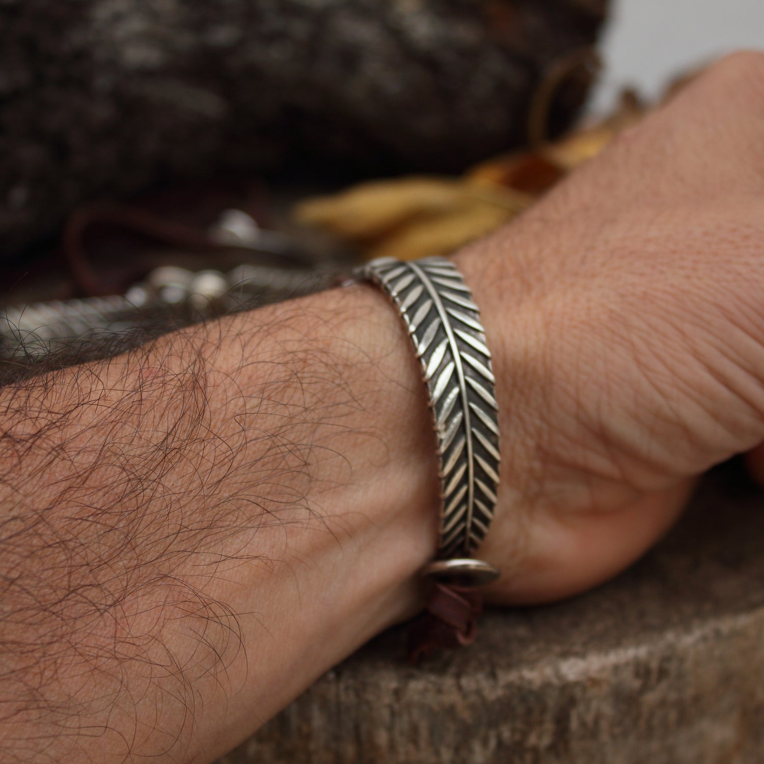 Pulsera de Cuero y Pluma curva en baño de plata - Pulsera para Hombre y para Mujer - ArenasJewelry