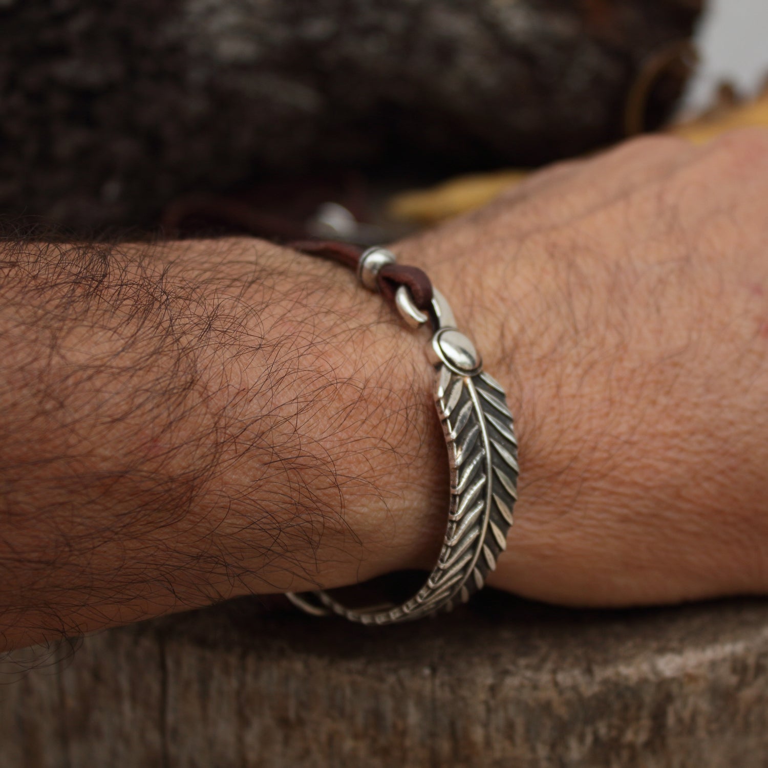 Pulsera de Cuero y Pluma curva en baño de plata - Pulsera para Hombre y para Mujer - ArenasJewelry