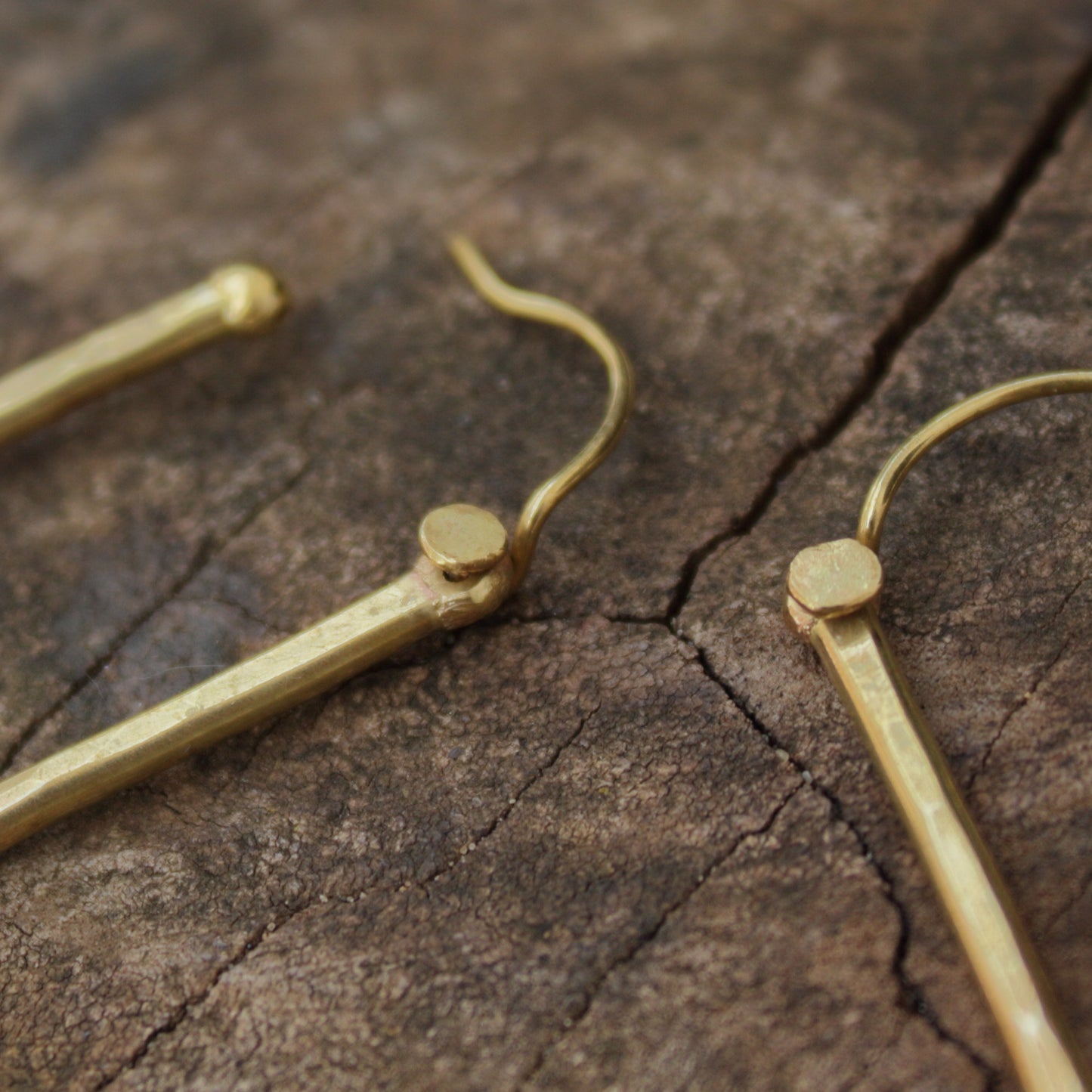 Pendientes de latón martillado largos – diseño rústico artesanal