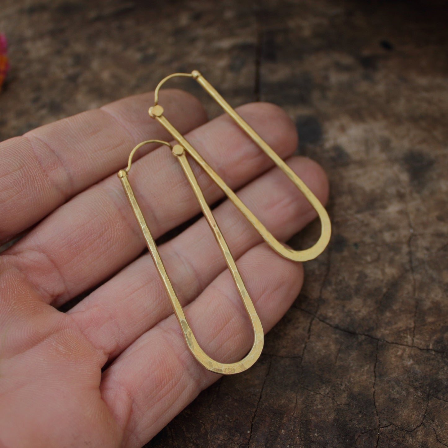 Pendientes de latón martillado largos – diseño rústico artesanal