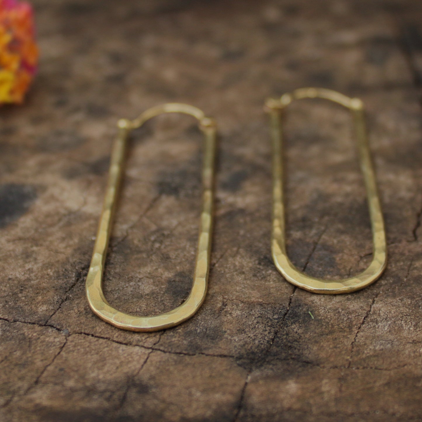 Pendientes de latón martillado largos – diseño rústico artesanal