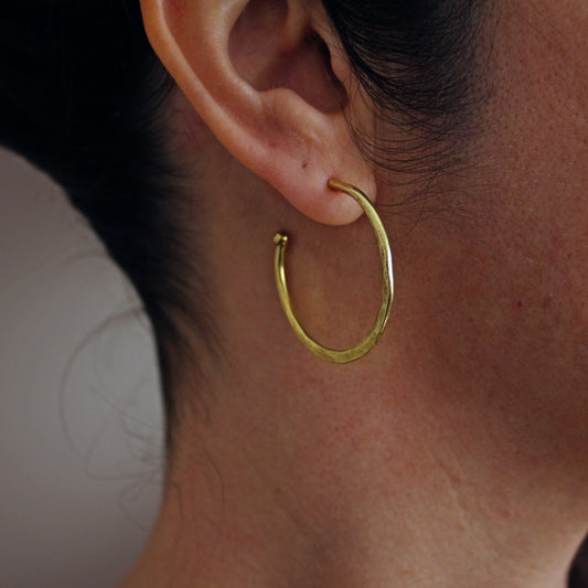 Aros Martillados Dorados, Hechos en Latón con textura martillada | Arenas Jewelry - ArenasJewelry