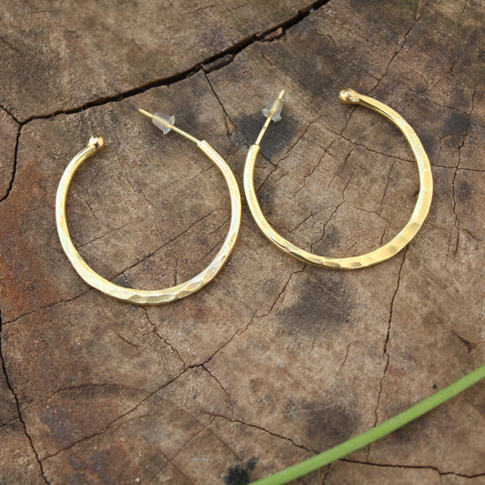 Aros Martillados Dorados, Hechos en Latón con textura martillada | Arenas Jewelry - ArenasJewelry