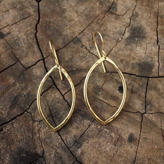 Pendientes Ojivales de Latón Texturizado | Hechos a Mano | Arenas Jewelry - ArenasJewelry