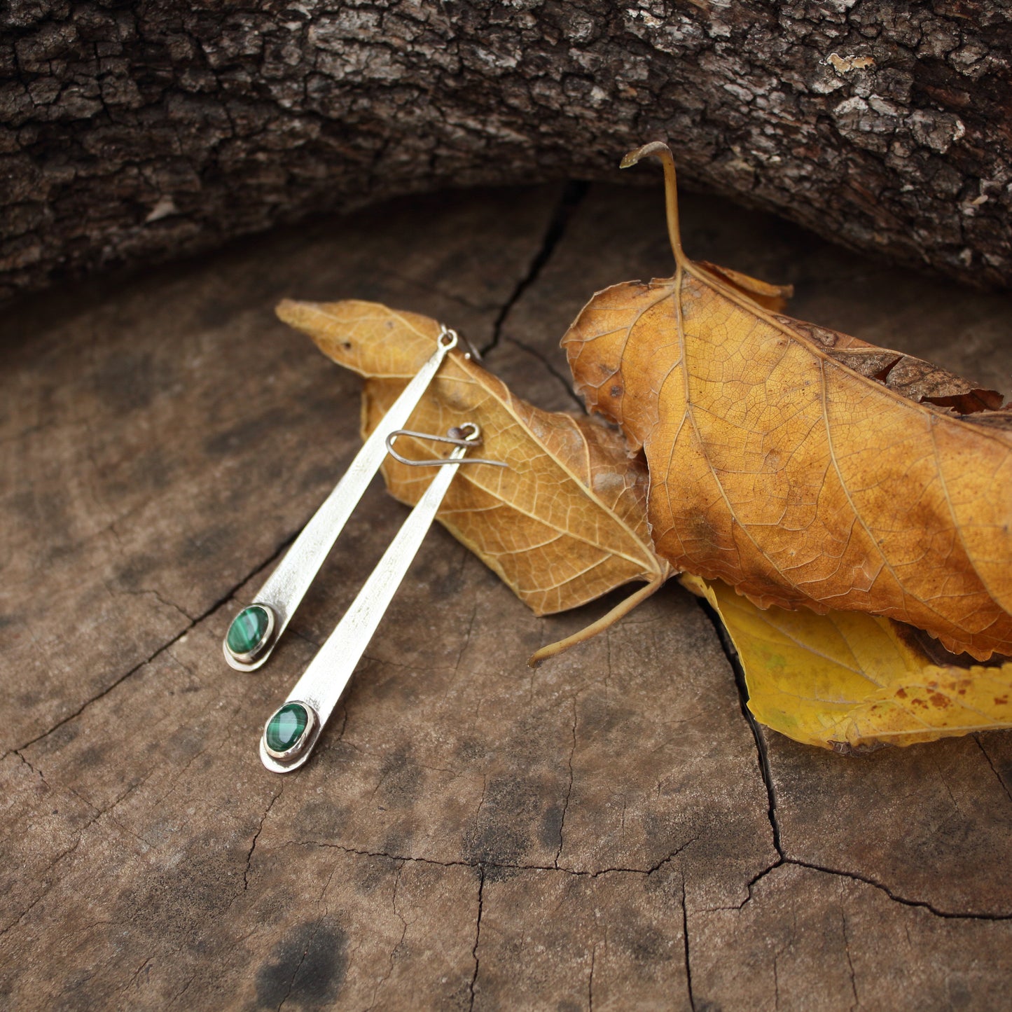 Pendientes de Plata y Malaquita | Hechos a Mano | Joyería Artesanal con Textura Rústica - ArenasJewelry