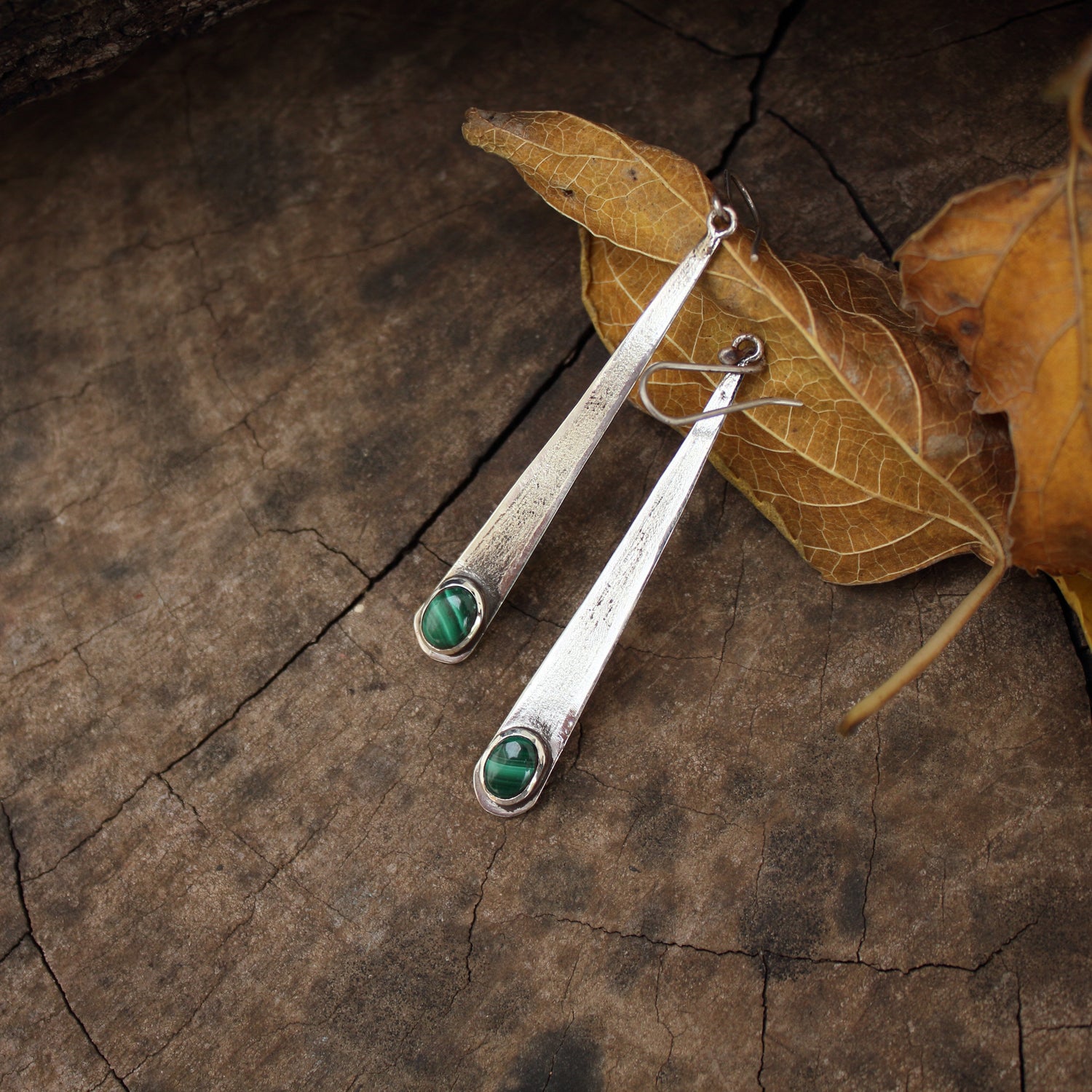 Pendientes de Plata y Malaquita | Hechos a Mano | Joyería Artesanal con Textura Rústica - ArenasJewelry