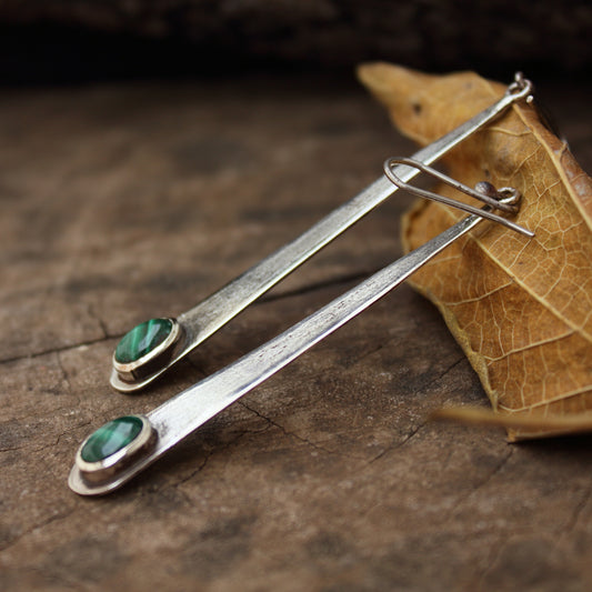 Pendientes de Plata y Malaquita | Hechos a Mano | Joyería Artesanal con Textura Rústica - ArenasJewelry