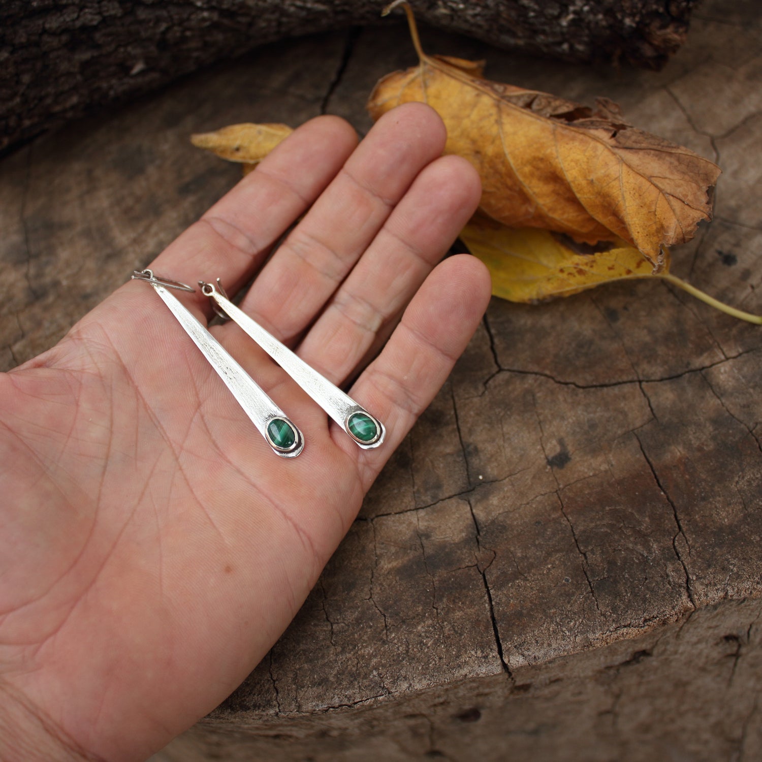 Pendientes de Plata y Malaquita | Hechos a Mano | Joyería Artesanal con Textura Rústica - ArenasJewelry