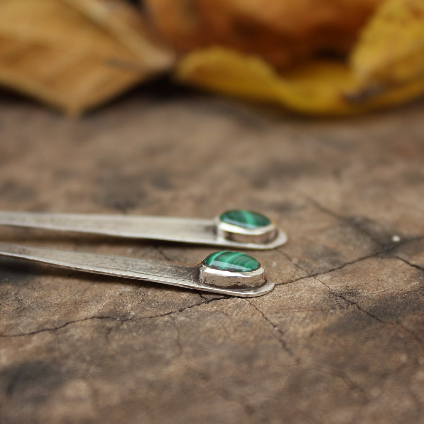 Pendientes de Plata y Malaquita | Hechos a Mano | Joyería Artesanal con Textura Rústica - ArenasJewelry