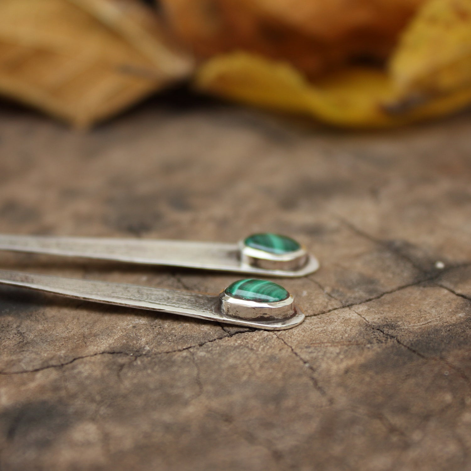 Pendientes de Plata y Malaquita | Hechos a Mano | Joyería Artesanal con Textura Rústica - ArenasJewelry