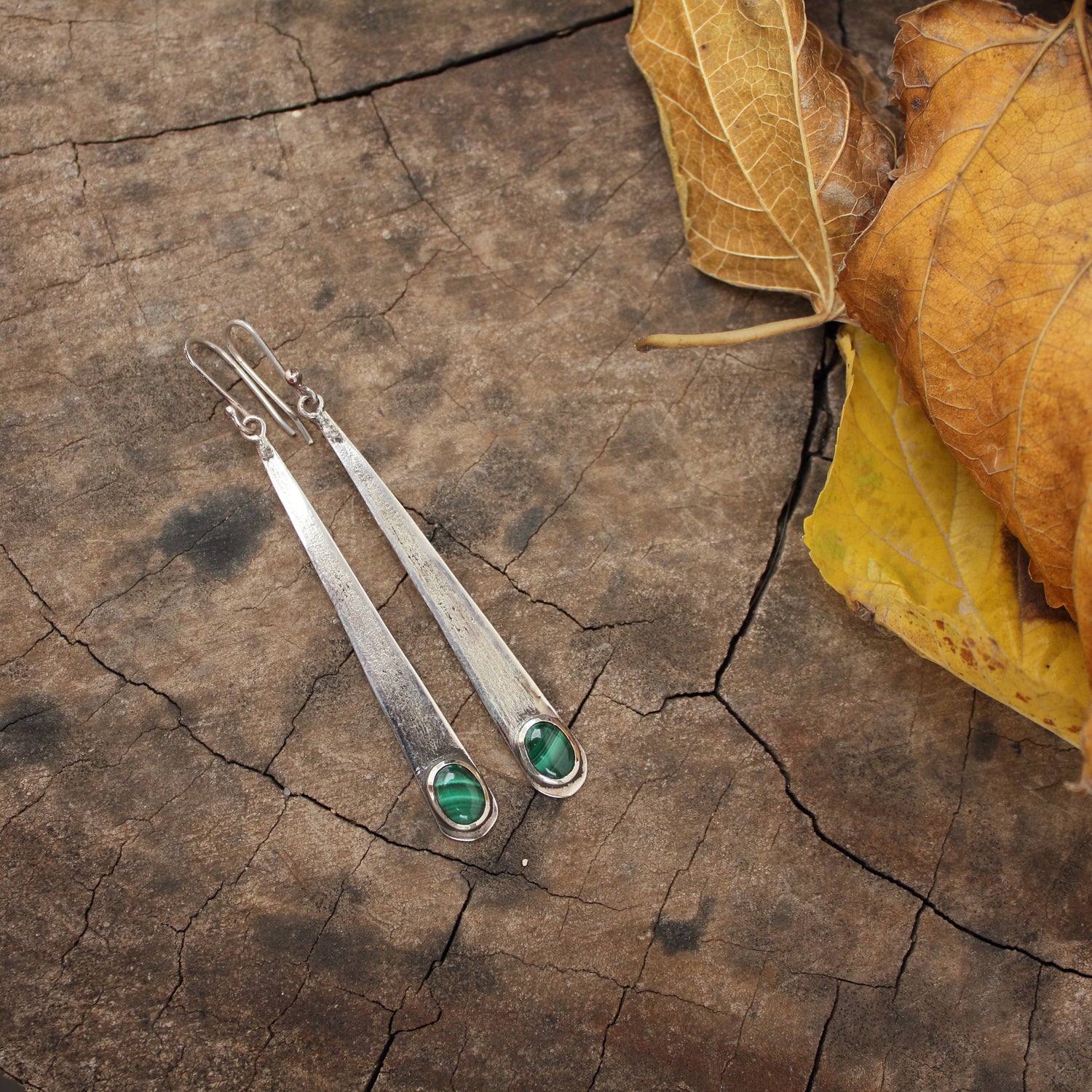 Pendientes de Plata y Malaquita | Hechos a Mano | Joyería Artesanal con Textura Rústica - ArenasJewelry