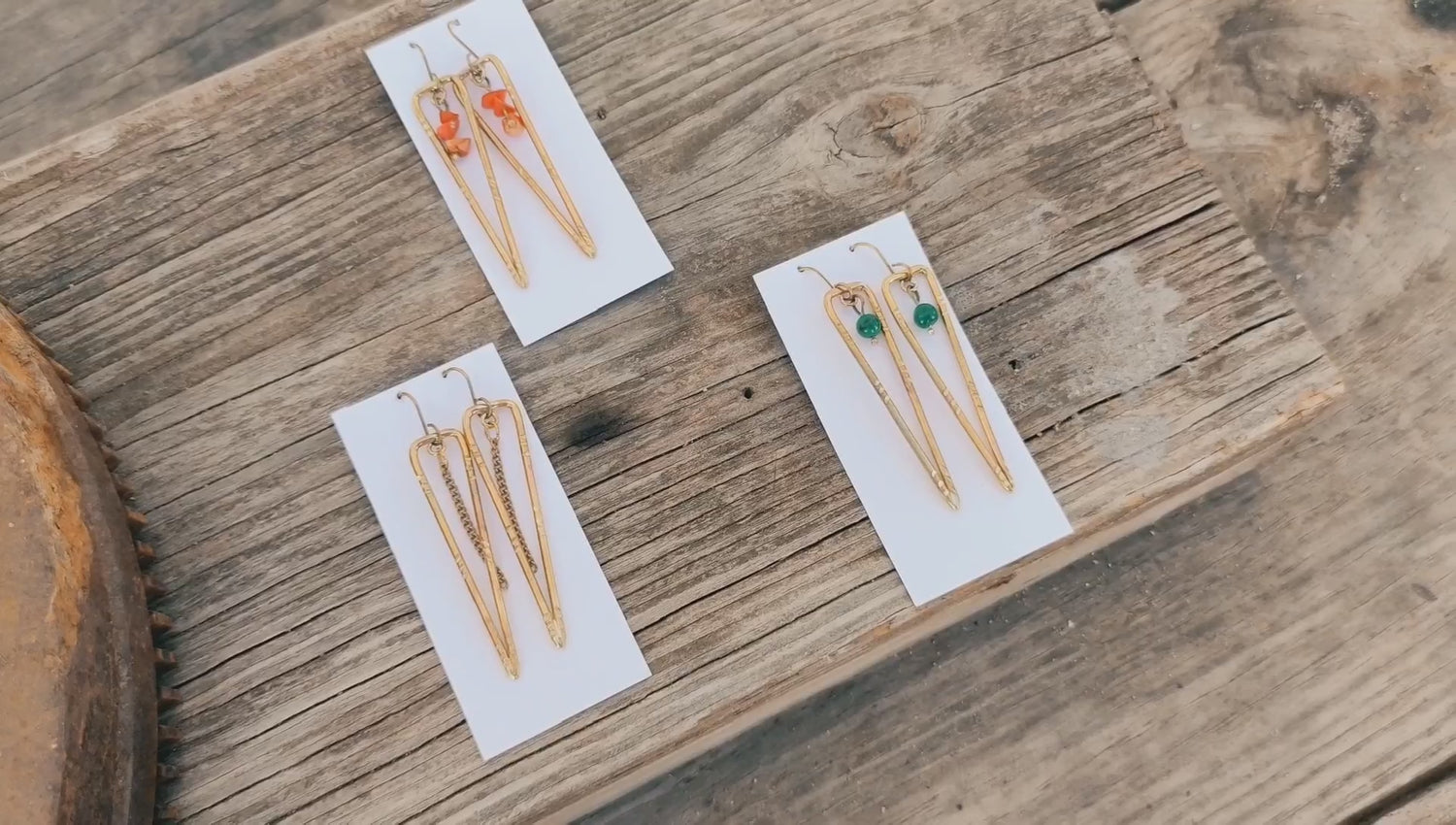 video pendientes triangulo de laton con piedras | arenas jewelry