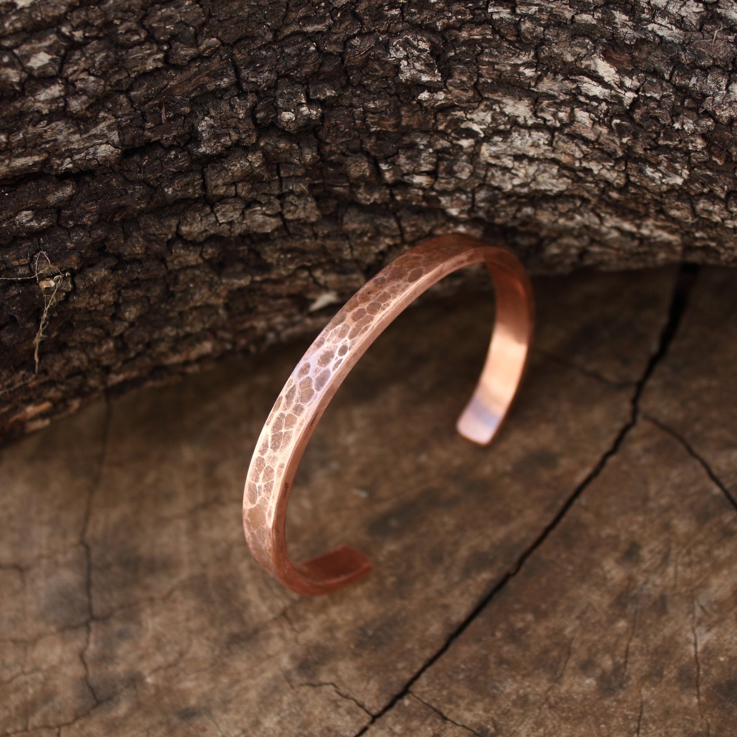 Pulsera de Cobre - Brazalete Rígido Abierto con textura rústica - ArenasJewelry