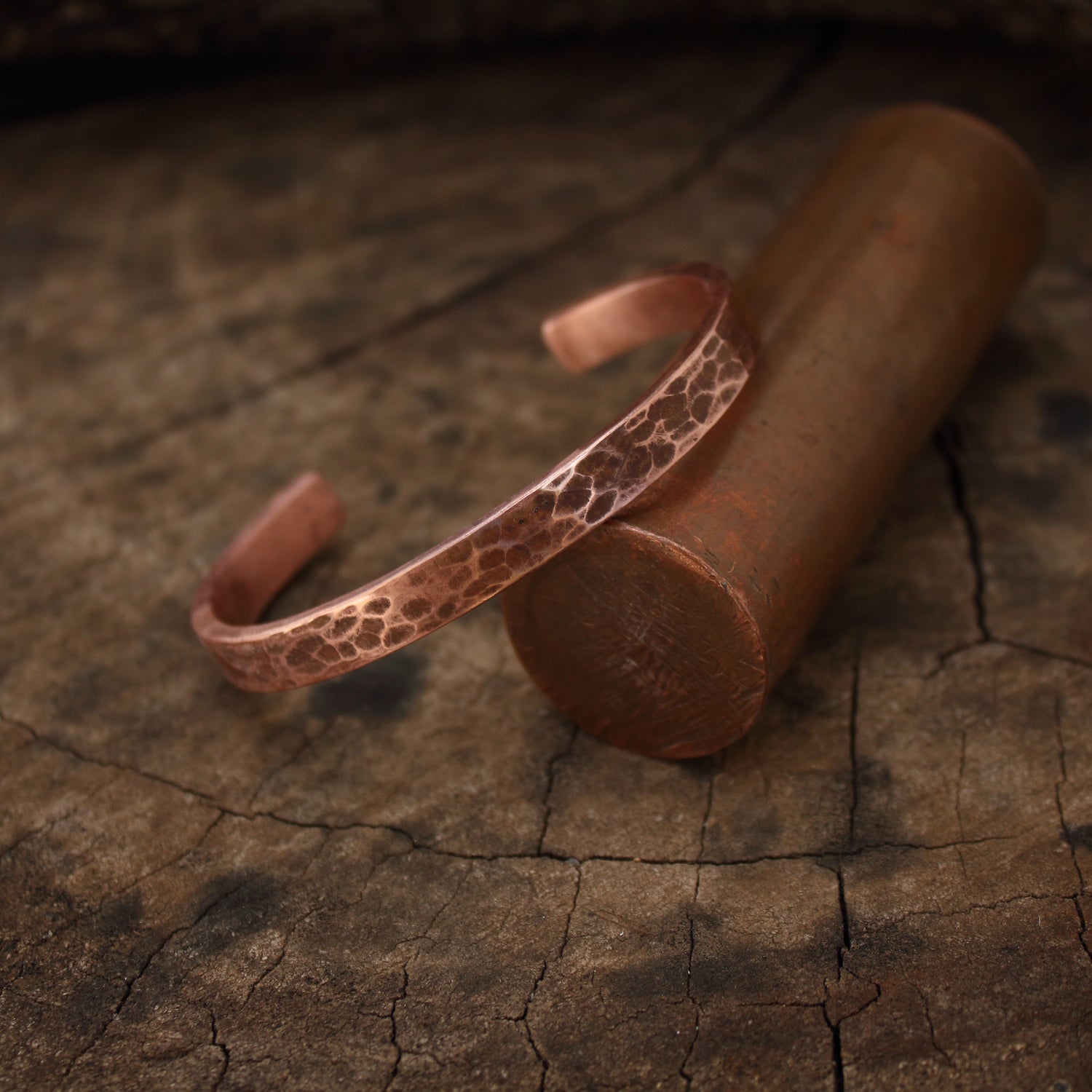 Pulsera de Cobre - Brazalete Rígido Abierto con textura rústica - ArenasJewelry