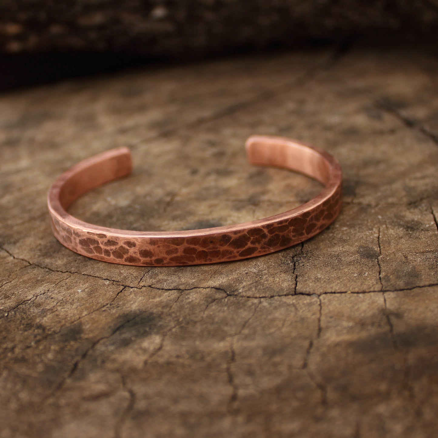 Pulsera de Cobre - Brazalete Rígido Abierto con textura rústica - ArenasJewelry
