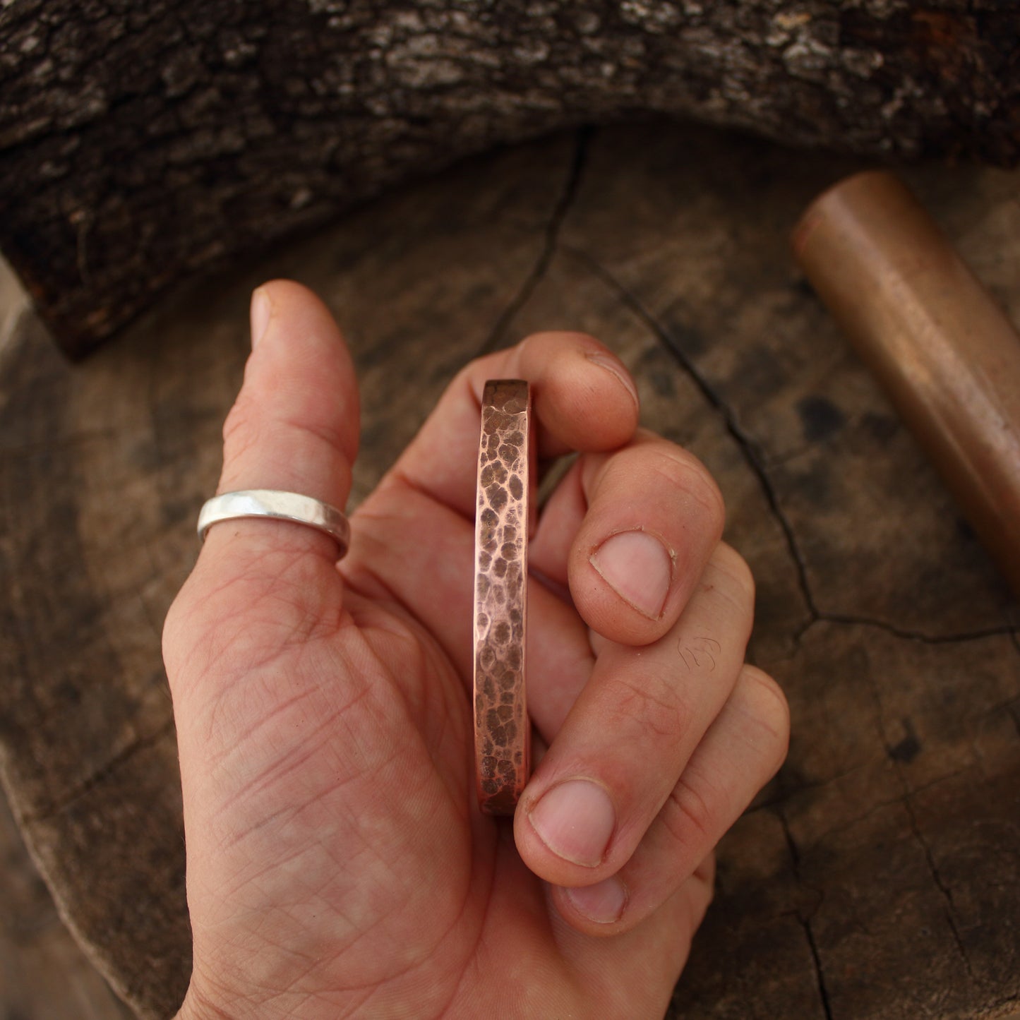 Pulsera de Cobre - Brazalete Rígido Abierto con textura rústica - ArenasJewelry