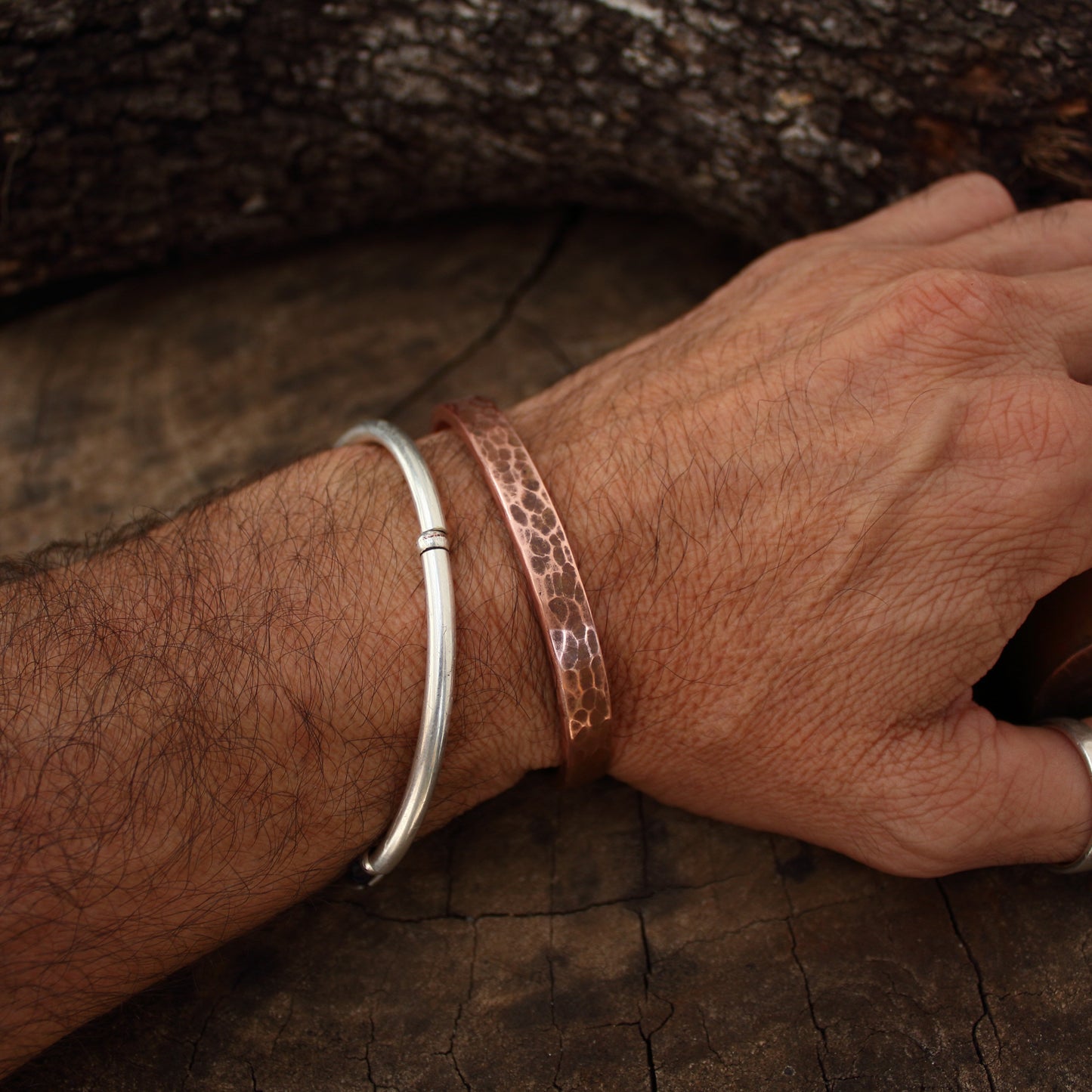 Pulsera de Cobre - Brazalete Rígido Abierto con textura rústica - ArenasJewelry