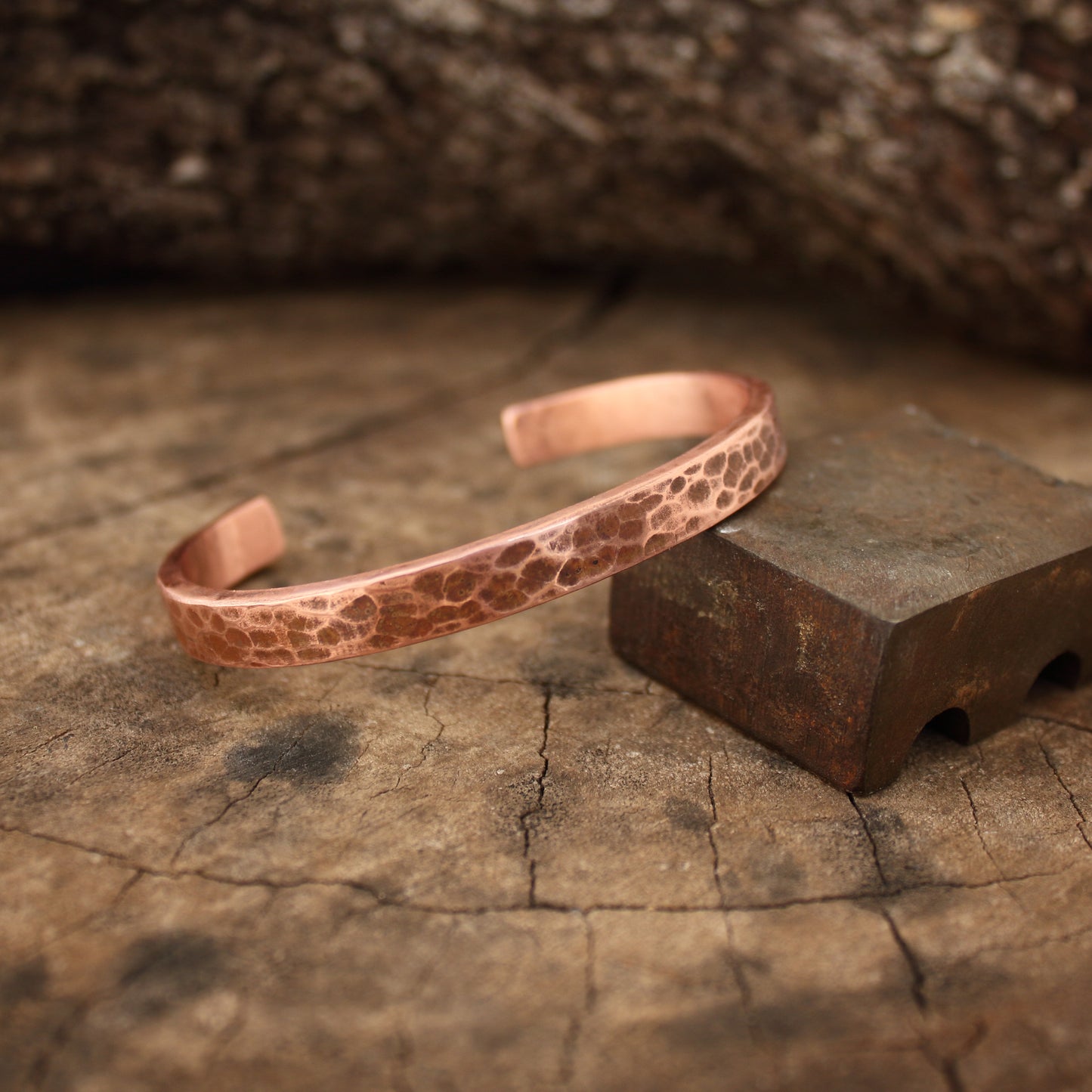 Pulsera de Cobre - Brazalete Rígido Abierto con textura rústica - ArenasJewelry