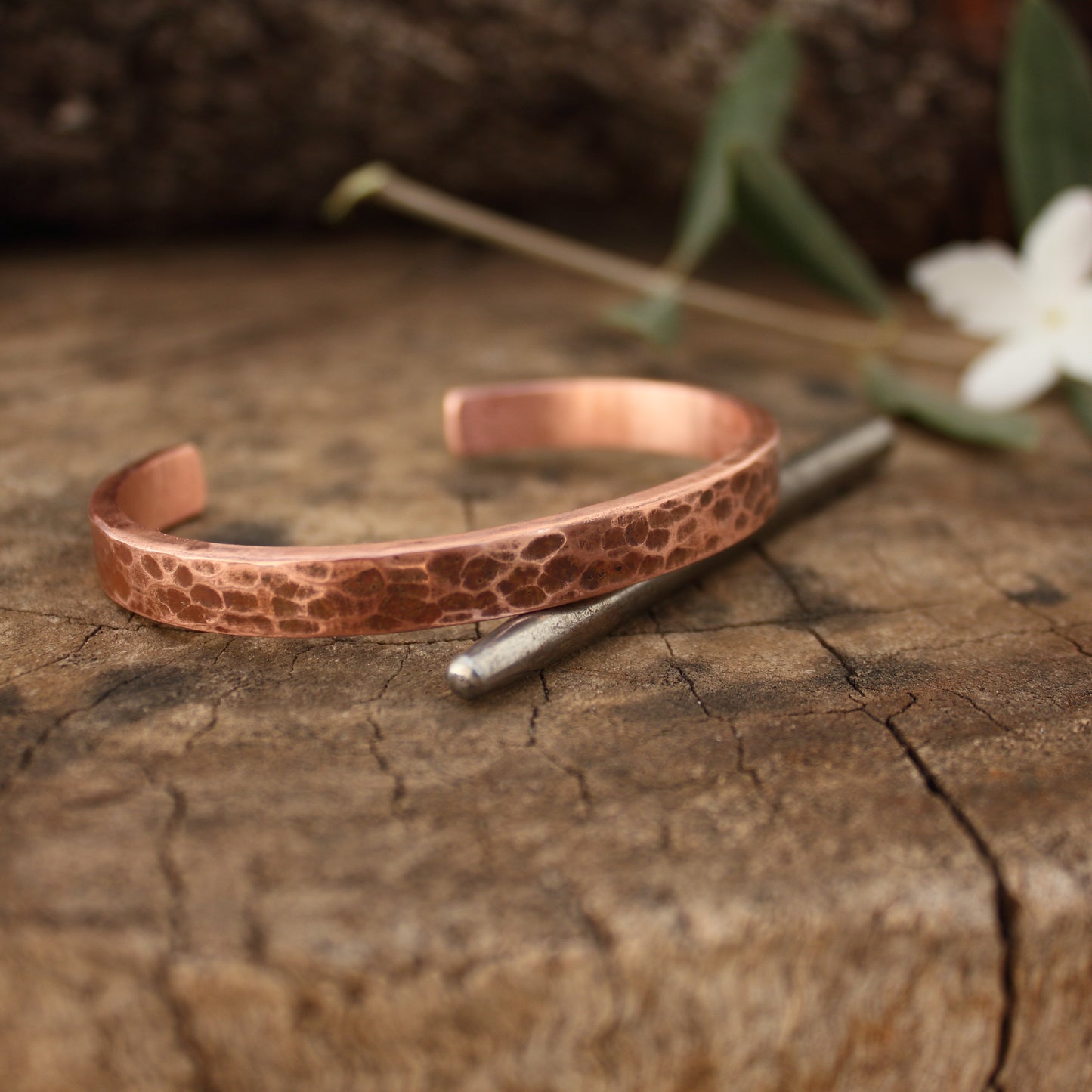 Pulsera de Cobre - Brazalete Rígido Abierto con textura rústica - ArenasJewelry