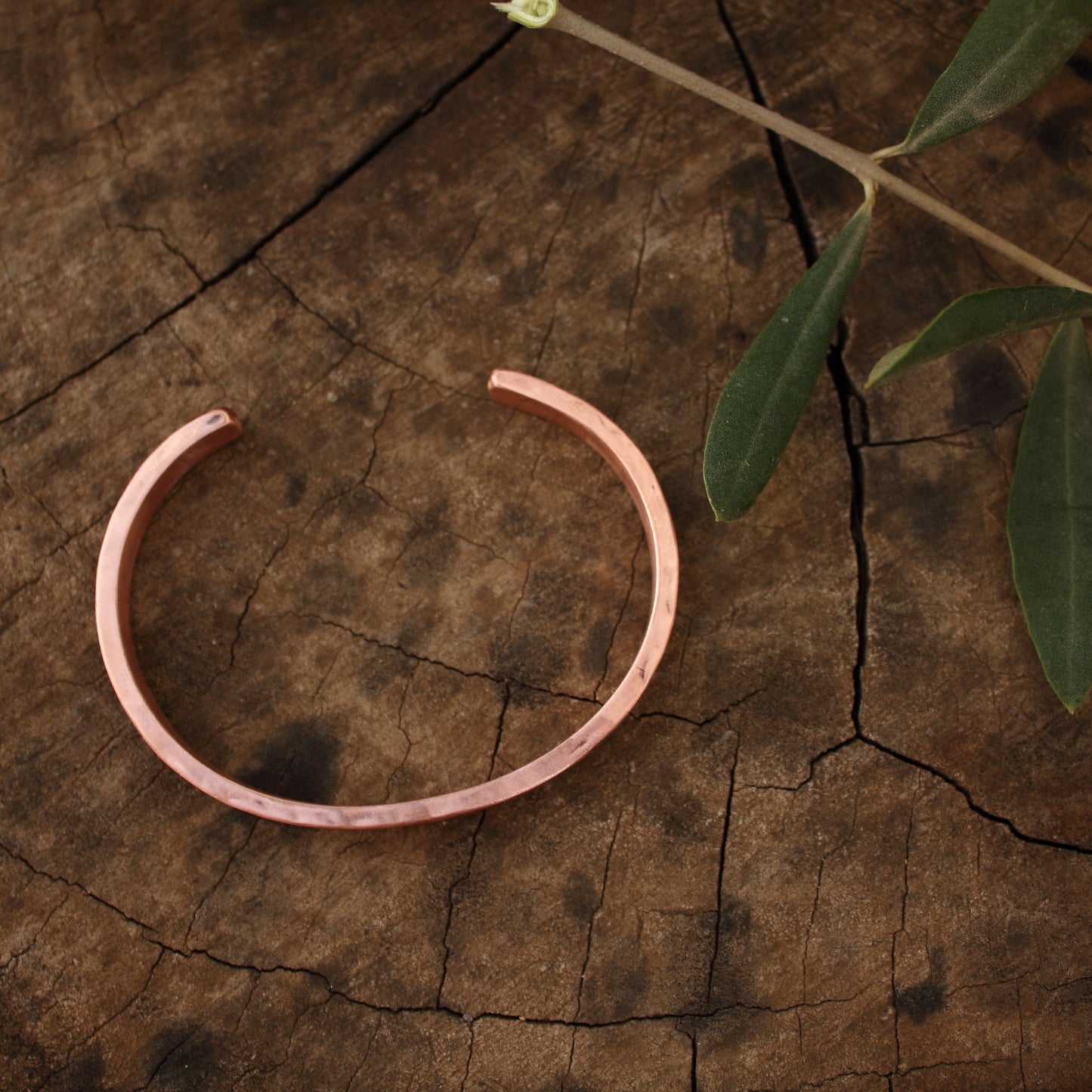 Pulsera de Cobre - Brazalete Rígido Abierto con textura rústica - ArenasJewelry