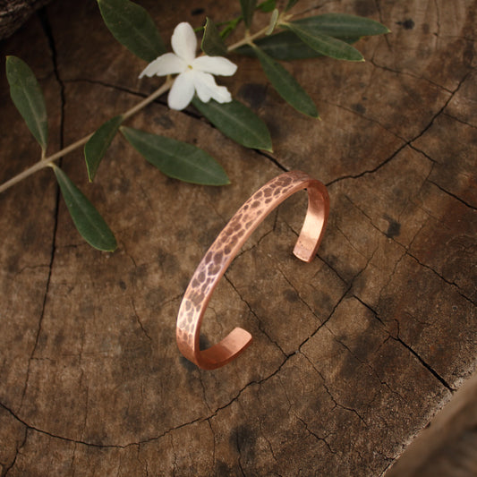 Pulsera de Cobre - Brazalete Rígido Abierto con textura rústica - ArenasJewelry