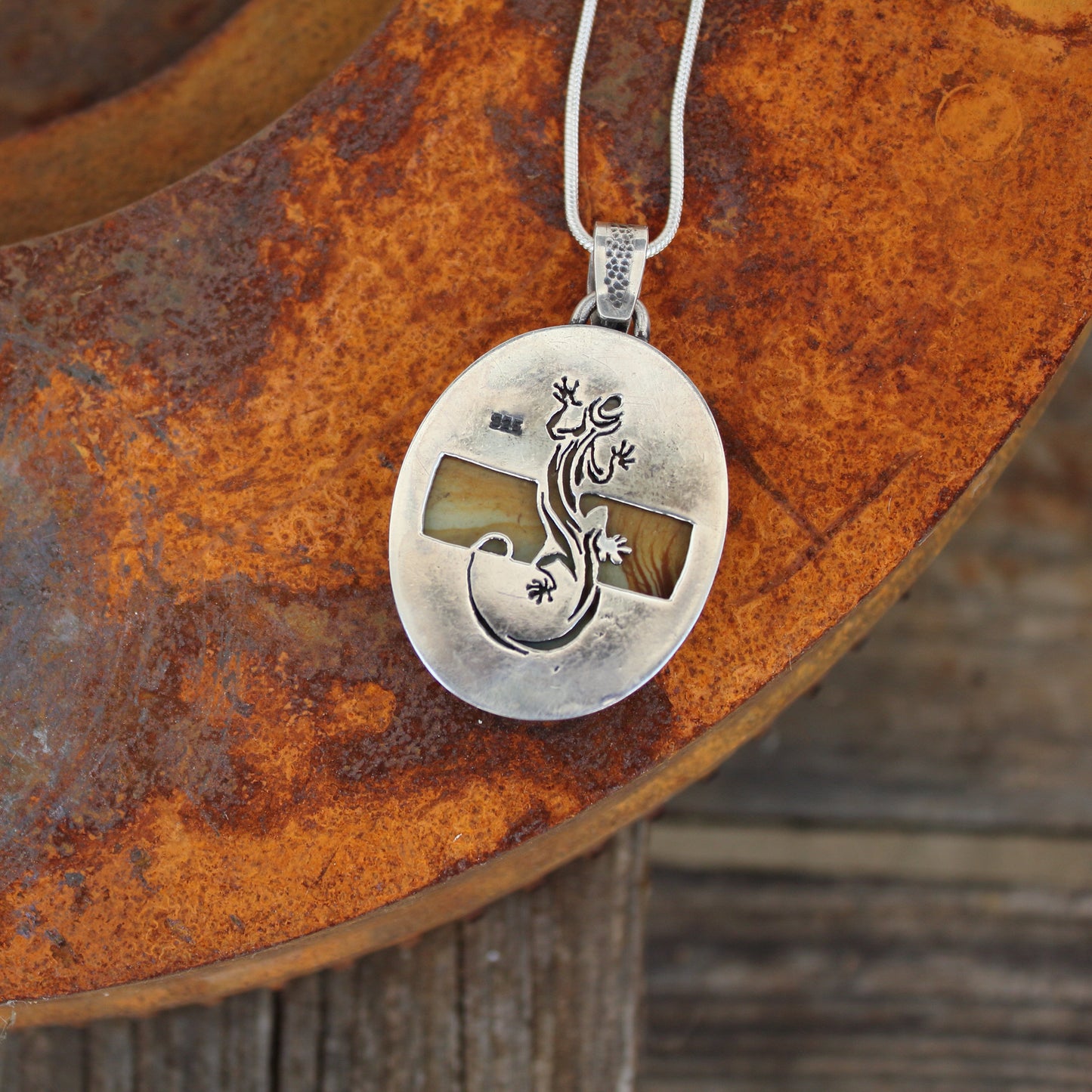 Colgante Samsonite Oval y Plata de Ley con Salamandra calada