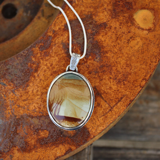 Colgante Samsonite Oval y Plata de Ley con Salamandra calada