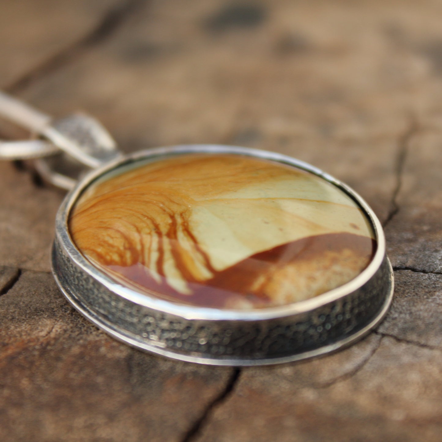 Colgante Samsonite Oval y Plata de Ley con Salamandra calada