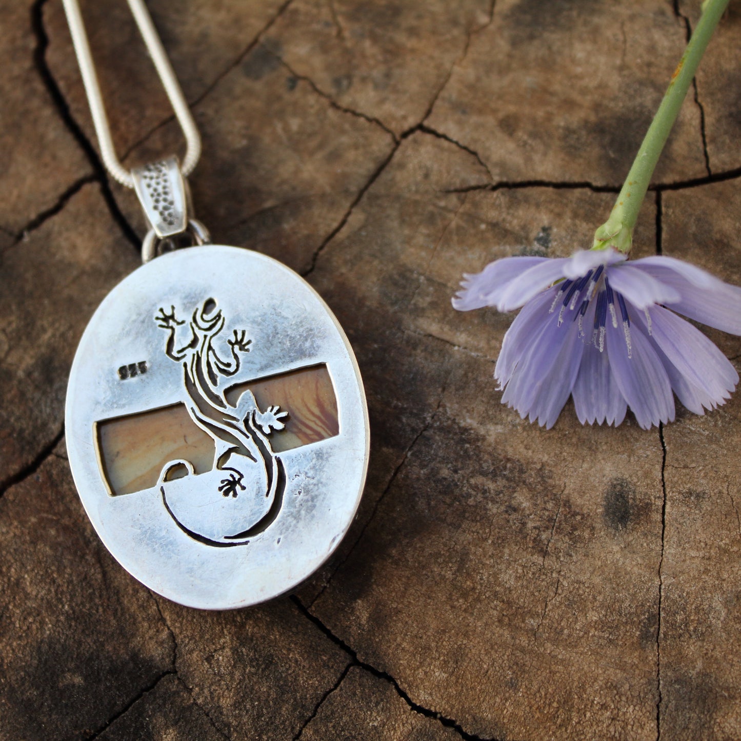 Colgante Samsonite Oval y Plata de Ley con Salamandra calada