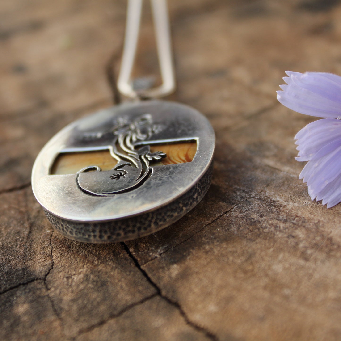 Colgante Samsonite Oval y Plata de Ley con Salamandra calada