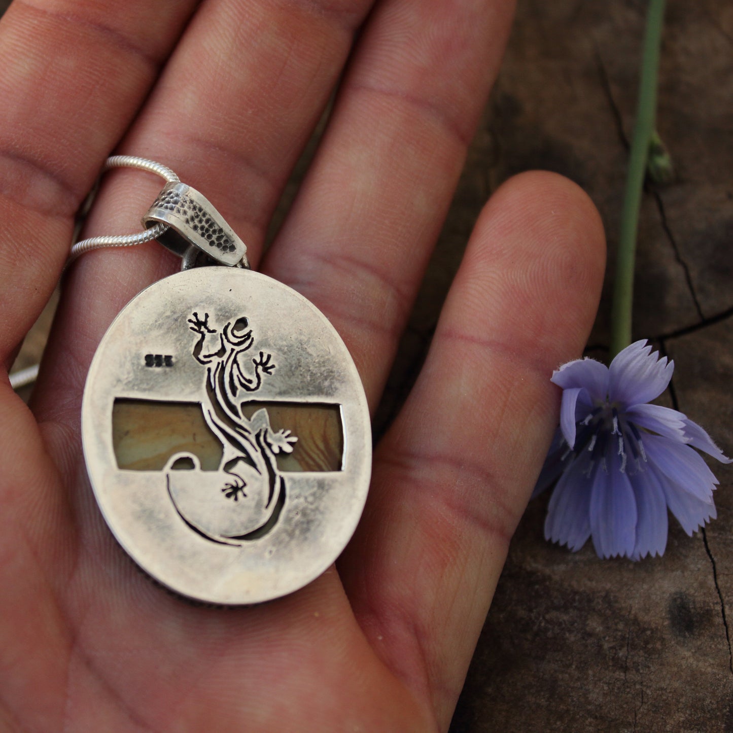 Colgante Samsonite Oval y Plata de Ley con Salamandra calada