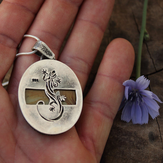 Colgante Samsonite Oval y Plata de Ley con Salamandra calada