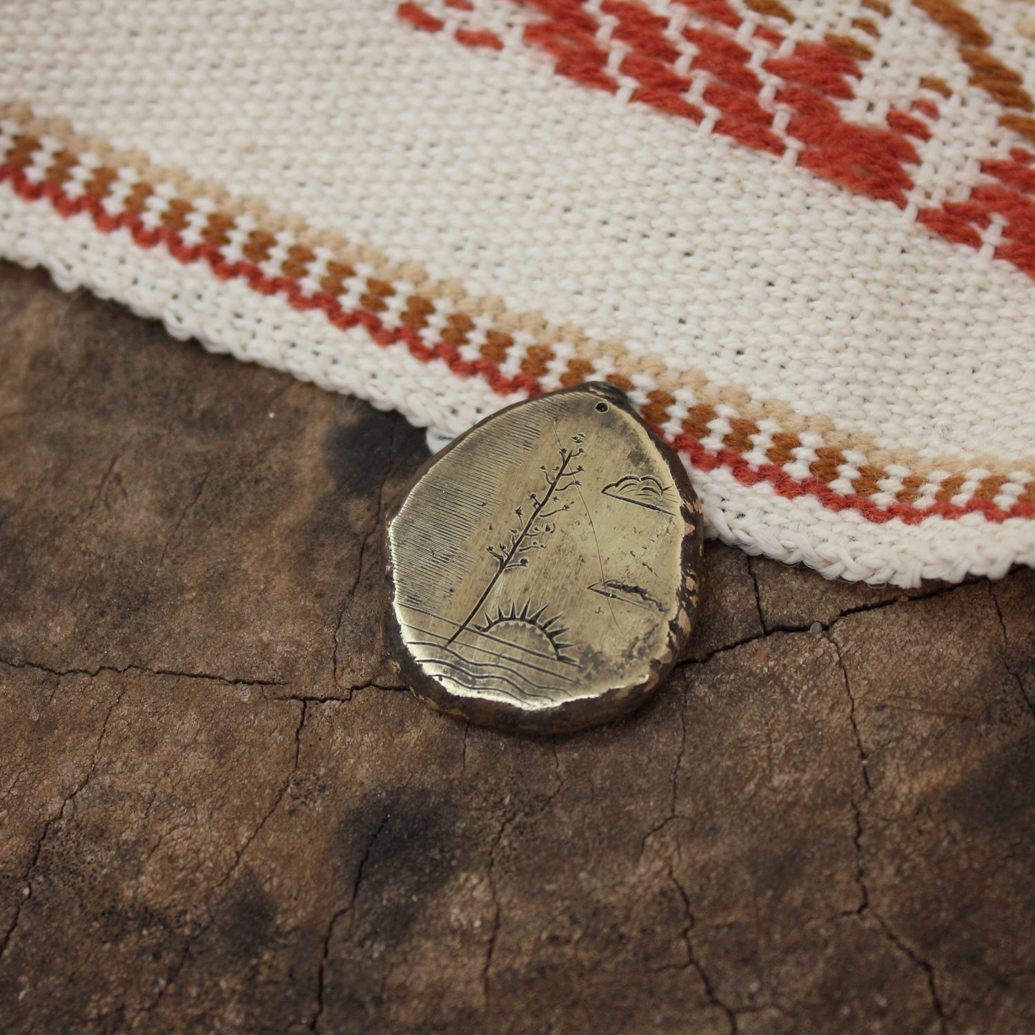Colgante de Latón Grabado a Mano | Árbol Pita y Sol | Joyería Artesanal Hecha en Taller - ArenasJewelry