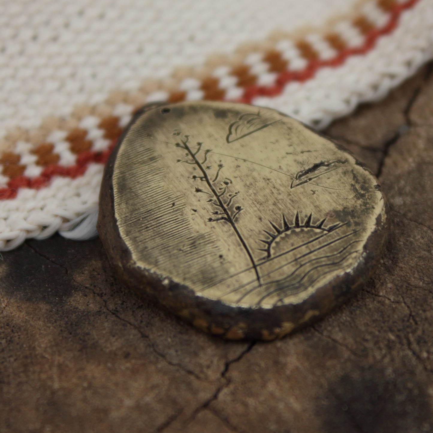Colgante de Latón Grabado a Mano | Árbol Pita y Sol | Joyería Artesanal Hecha en Taller - ArenasJewelry