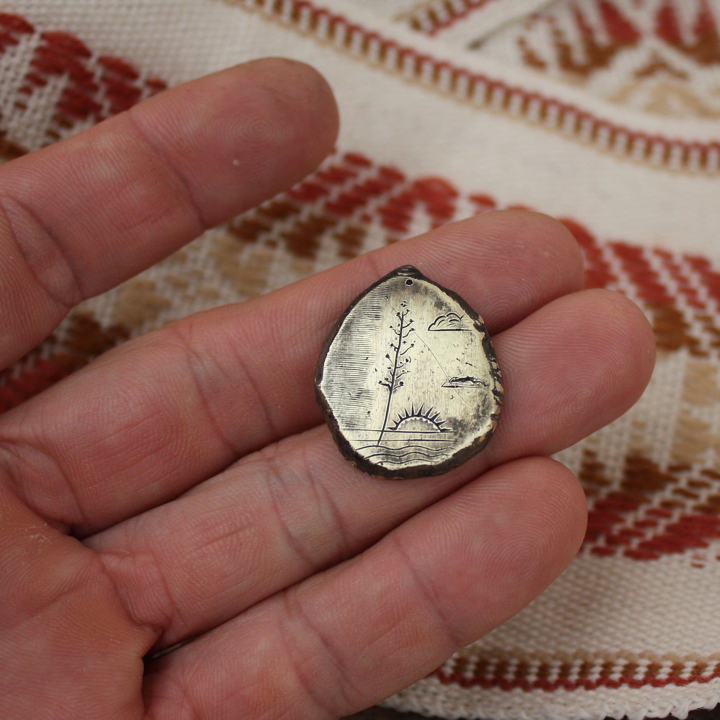 Colgante de Latón Grabado a Mano | Árbol Pita y Sol | Joyería Artesanal Hecha en Taller - ArenasJewelry