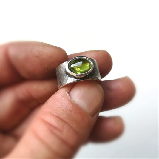Anillo de Peridoto y  Plata de Ley | Hecho a Mano Talla 17 - ArenasJewelry