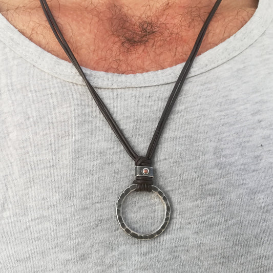 Colgante Aro de Plata Martillado y Cordón de Cuero - ArenasJewelry