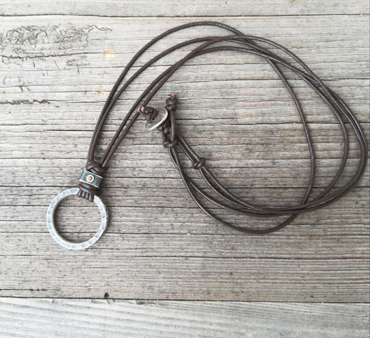 Colgante Aro de Plata Martillado y Cordón de Cuero - ArenasJewelry
