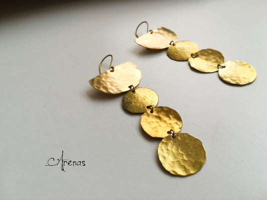 Pendientes largos de latón círculos texturizados - ArenasJewelry